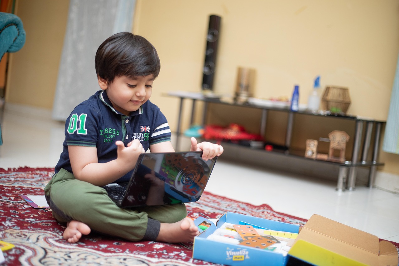 Online school, living room, child — Online Education Eradicates Illiteracy All over the world